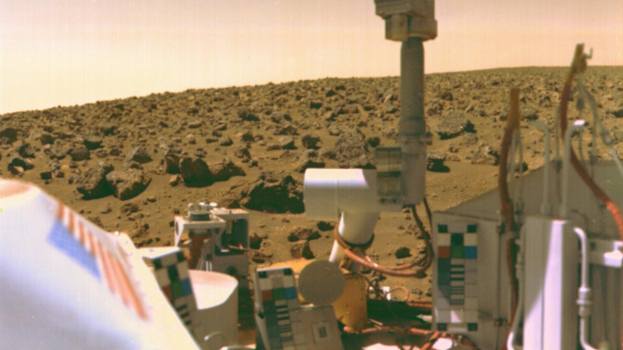 Image from Mars taken by the Viking 2 lander | Wikimedia Commons viking (1)