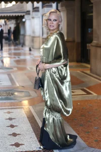Pamela Anderon makeup look kovrče na Vogue World Milano 2026