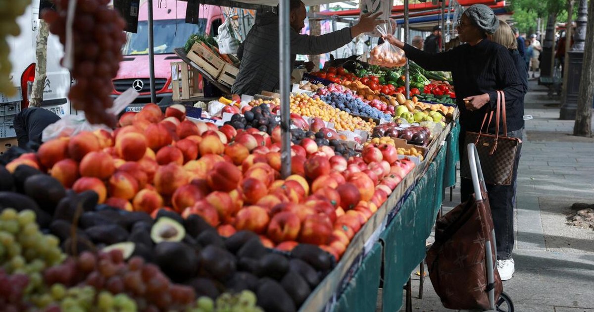 French consumer confidence hits 2013 low amid protests