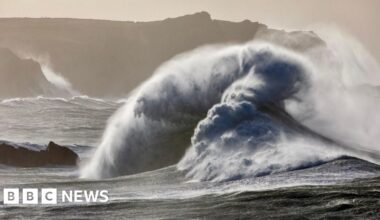 Thousands without power as South West stormy weather continues - BBC