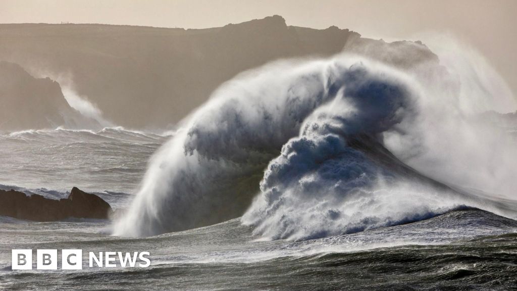 Thousands without power as South West stormy weather continues - BBC