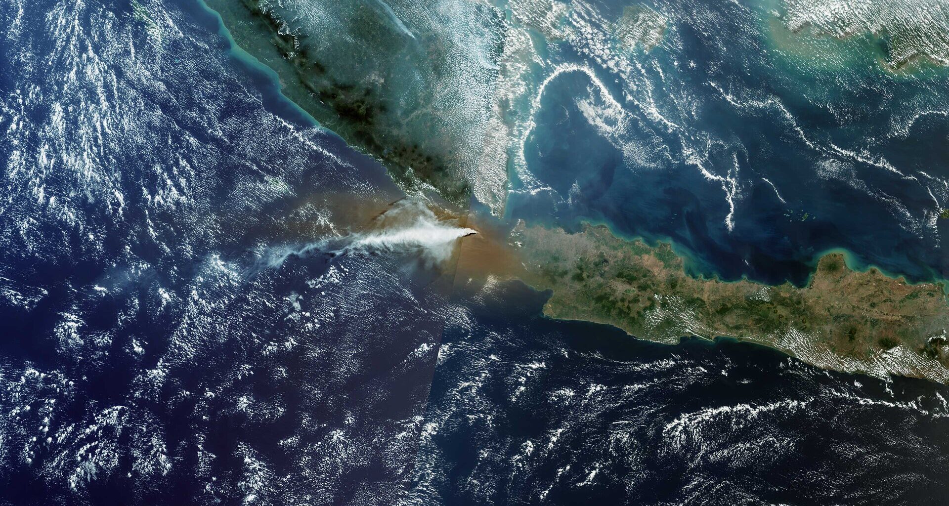 Copernicus Sentinel-3 captured a plume from the eruption of Anak Krakatau on Saturday, 5 September.