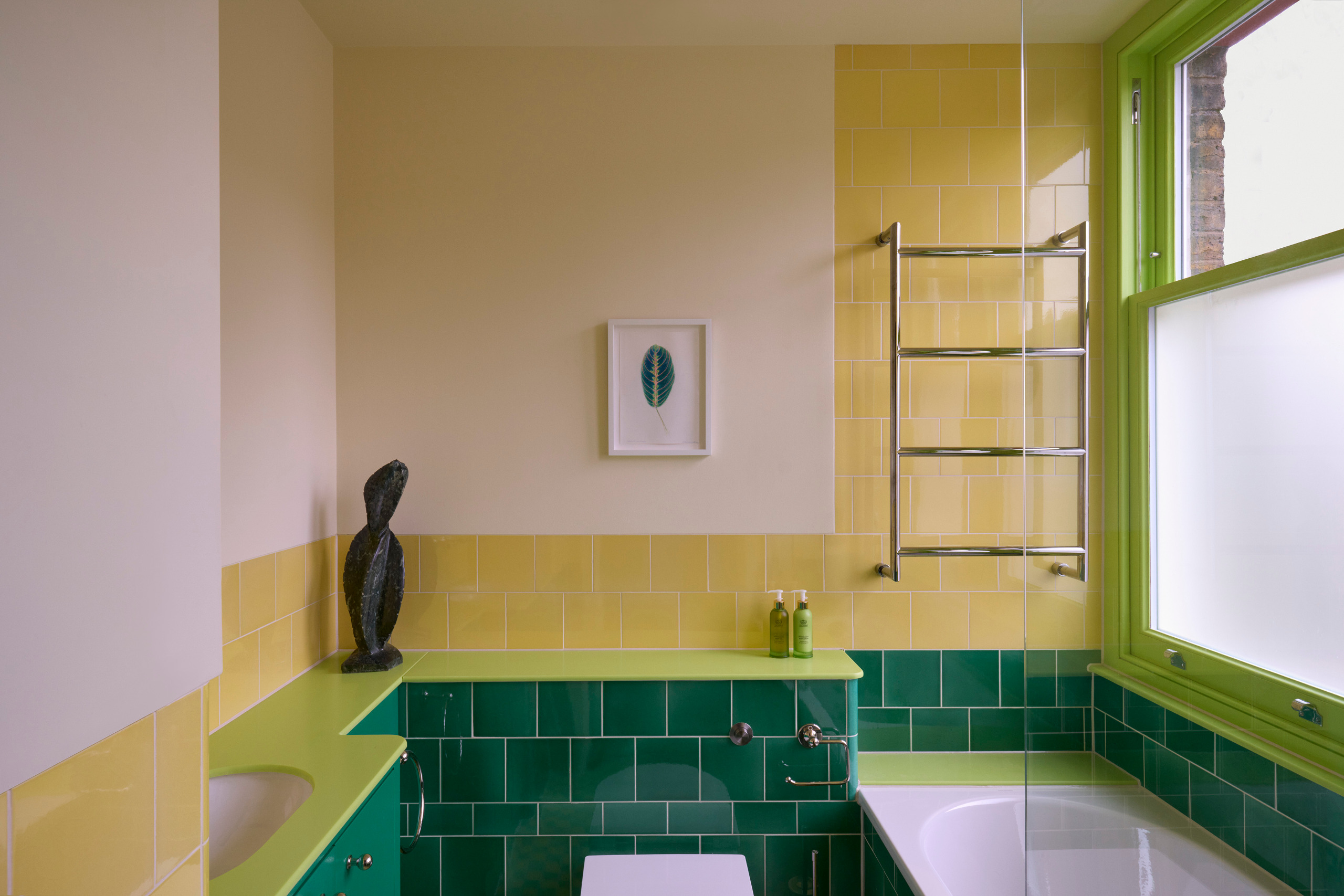 A contemporary bathroom combining unexpected colours and art objects