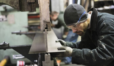 Who gets unemployment benefits for shared work?