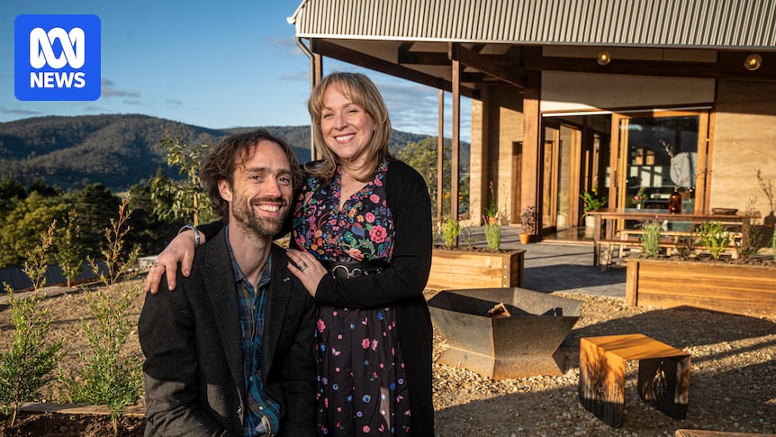 Matt and Kate built an earthship house with recycled bottles and the help of strangers