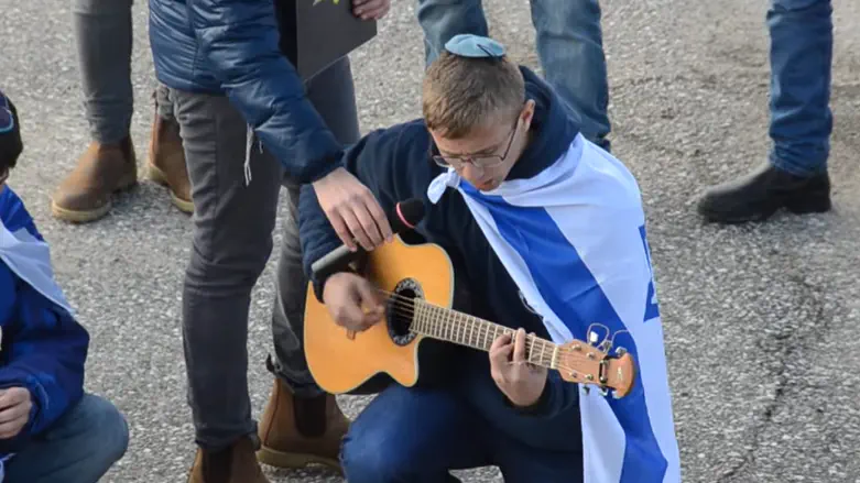 Chilling footage: Yaniv, who fell in Gaza, plays music at concentration camp