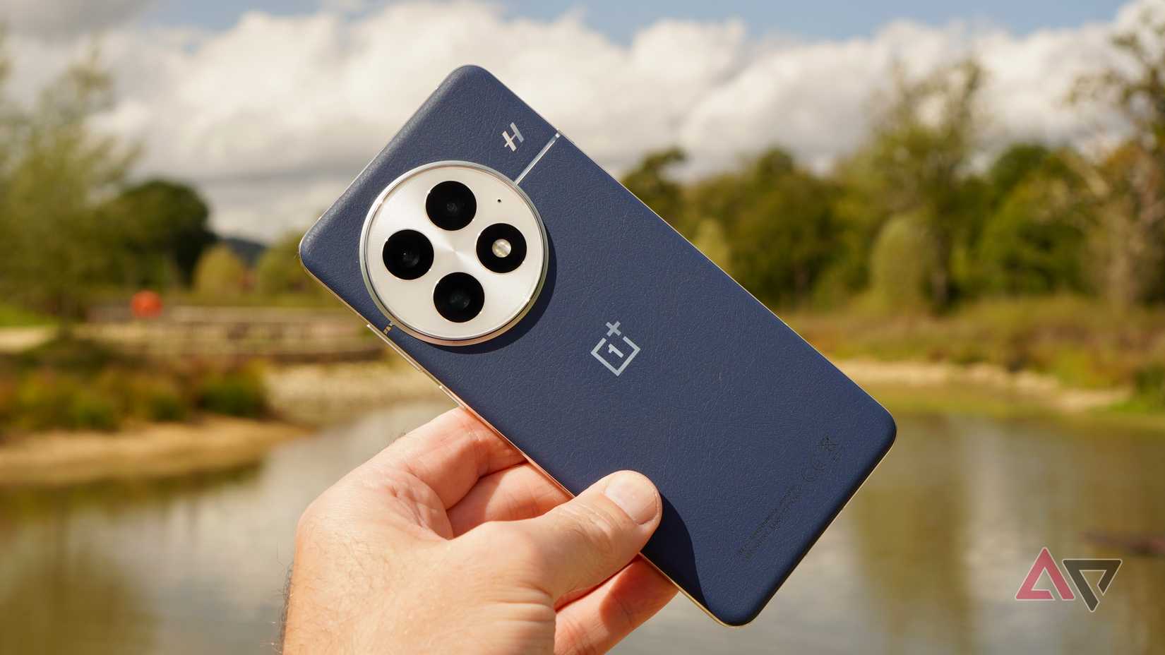 A person holding the OnePlus 13