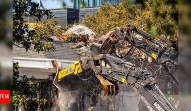 Staircase leading to a brick wall: Bizarre architectural flaws emerge in Trump's ballroom design; no one knows what he's building