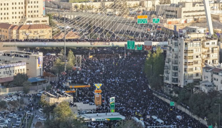 Ultra-Orthodox Jews rally during a "million man" protest against Israeli military conscription [Ilan Rosenberg/Reuters]