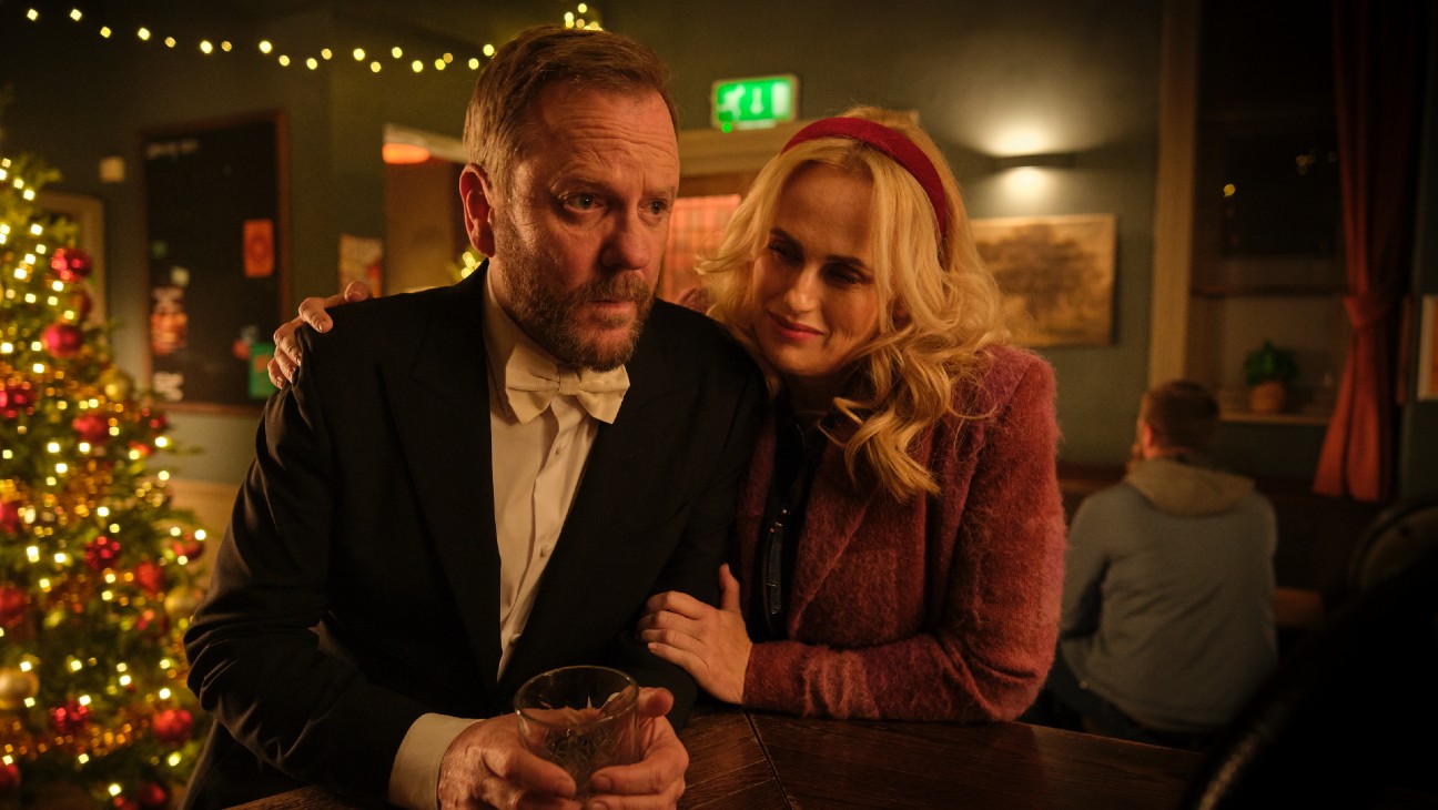 Kiefer Sutherland and Rebel Wilson in 'Tinsel Town'
