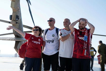 Freed hostage Eitan Horn (R) upon his arrival to an Israeli hospital after his release from Gaza captivity, on Monday.