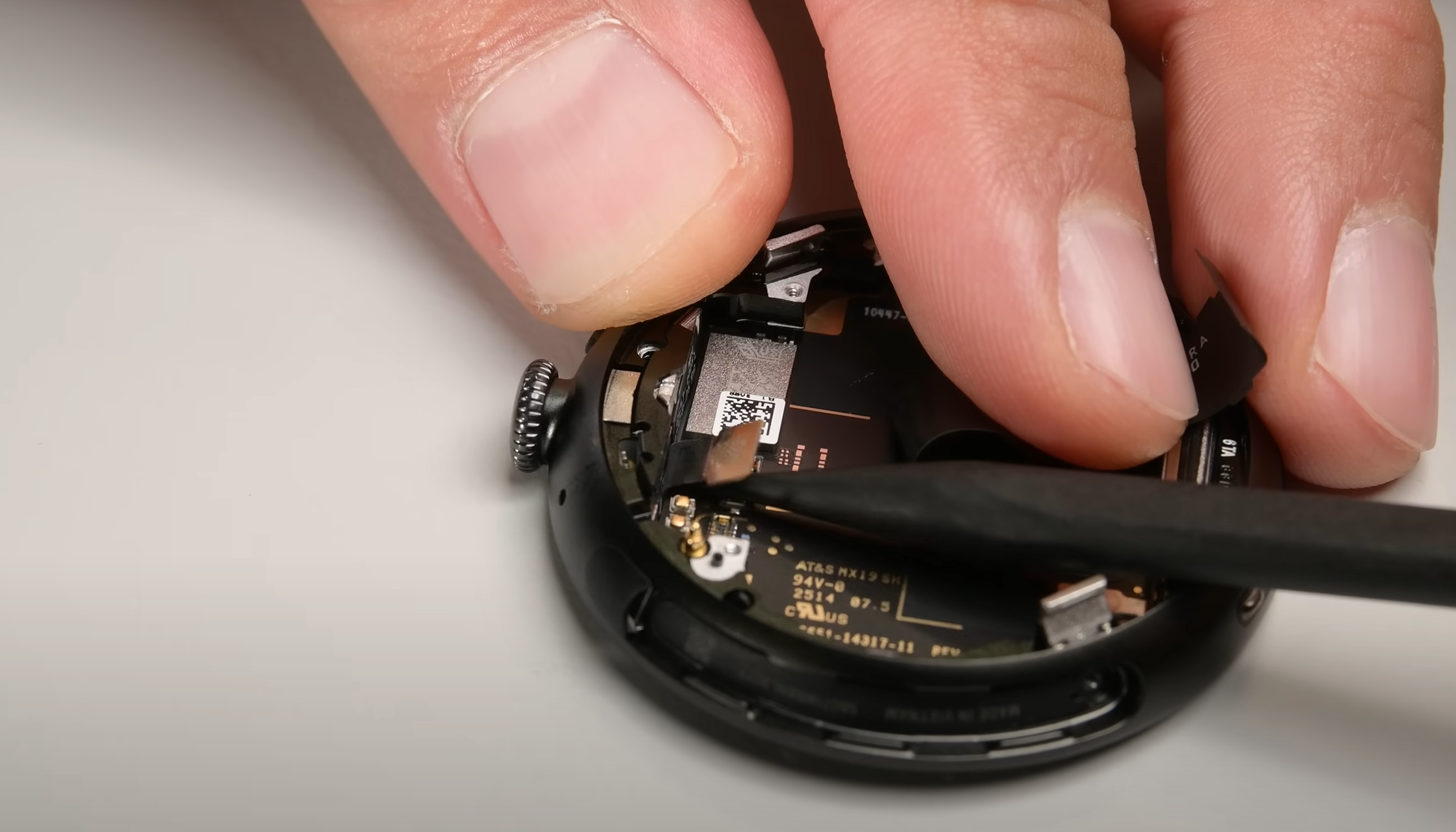 iFixit teardown of google pixel watch 4