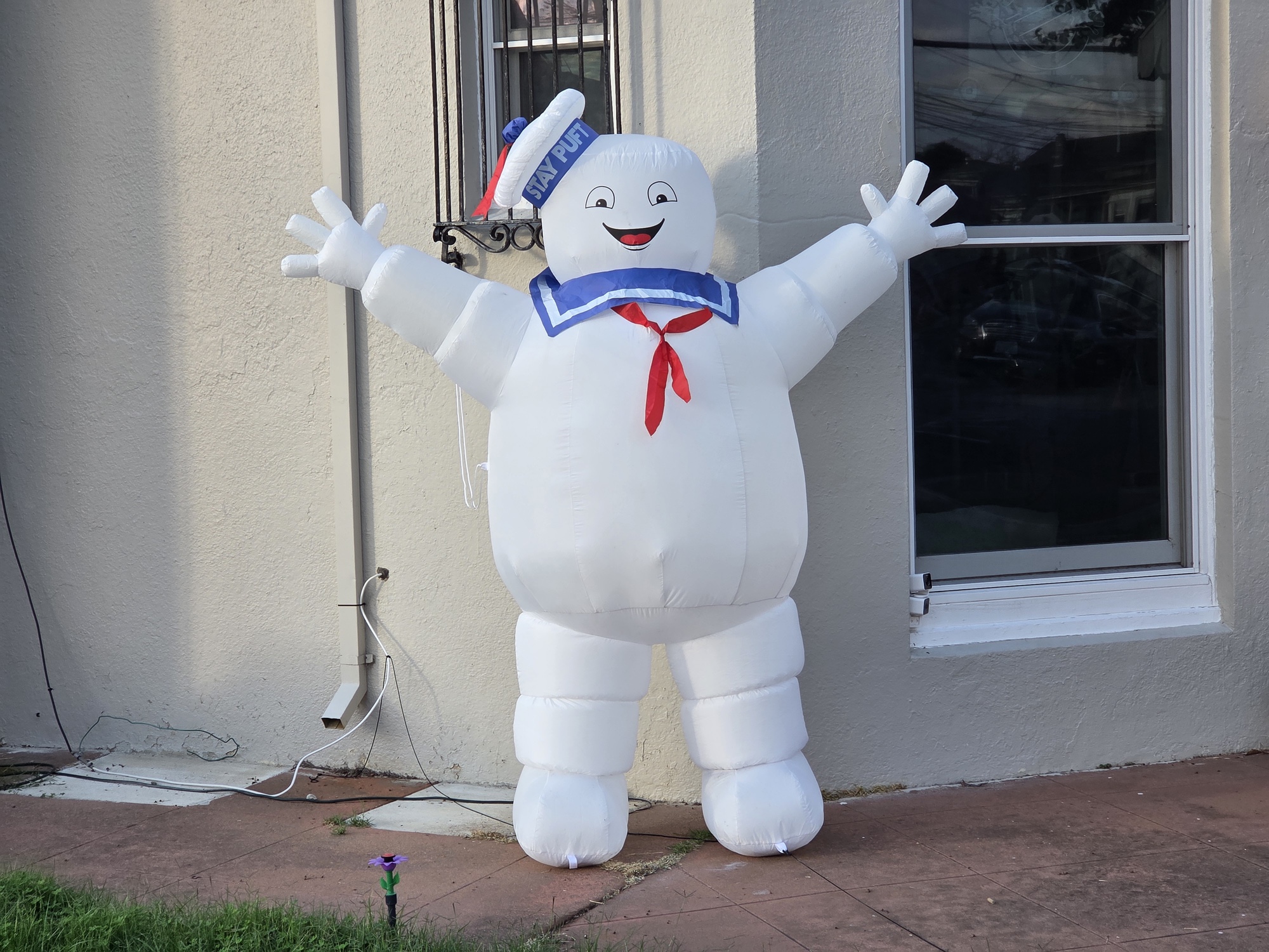 Stay Puft Marshmallow man by Galaxy S25 Plus