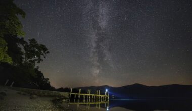 A mysterious glow is coming from the middle of our galaxy – and scientists say it could help explain the universe