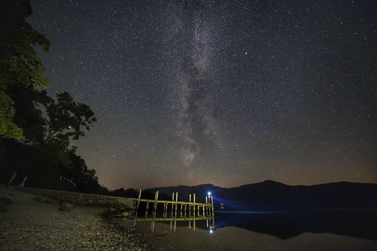 A mysterious glow is coming from the middle of our galaxy – and scientists say it could help explain the universe