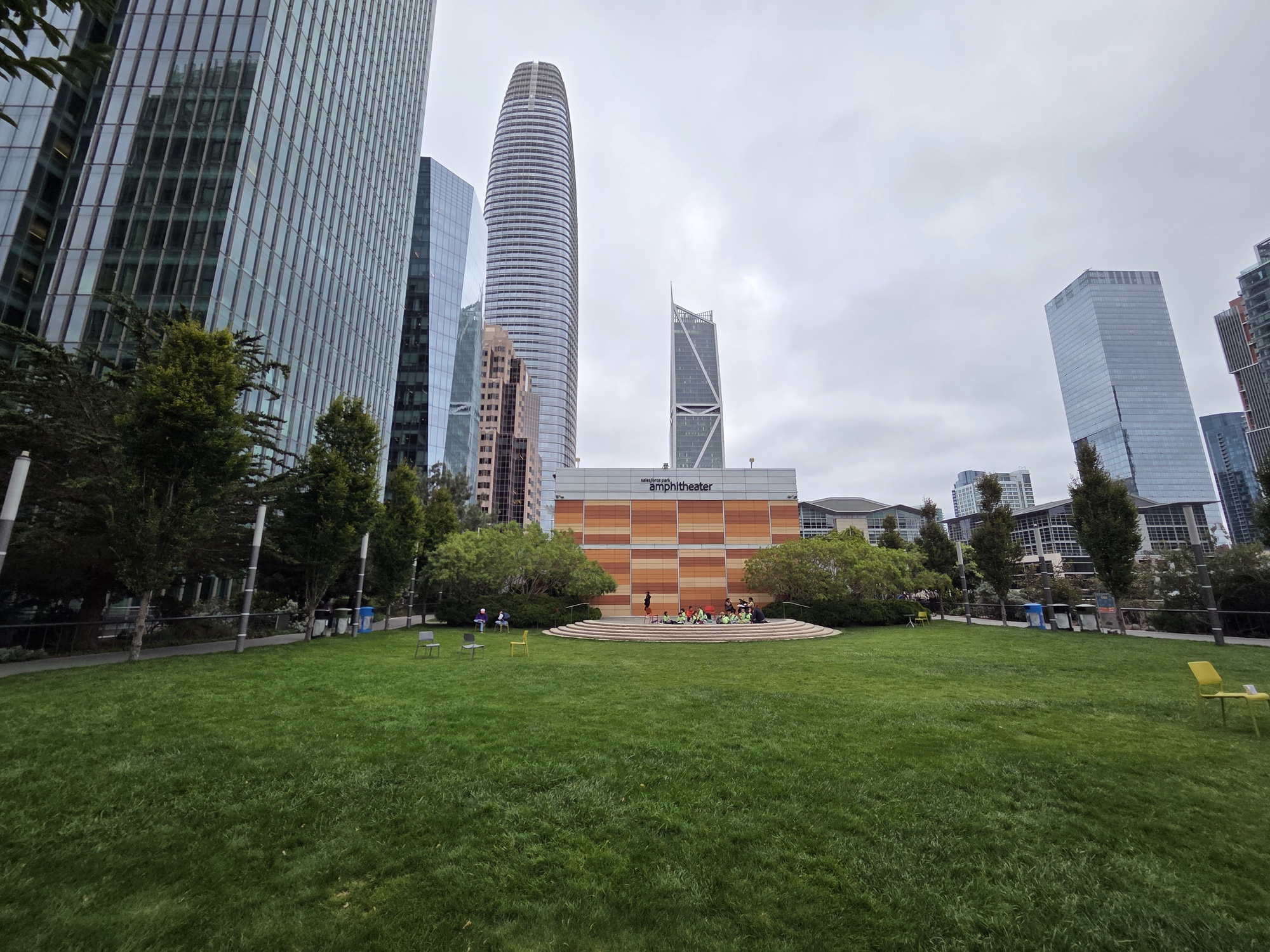 Green space at Salesforce park shot by Galaxy S25 Plus