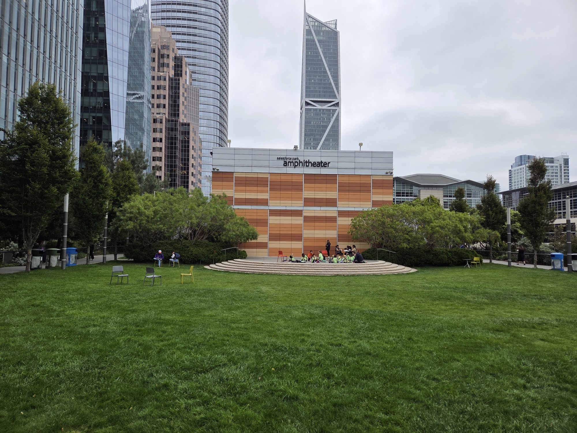 Outdoor lawn shot by Galaxy S25 Plus