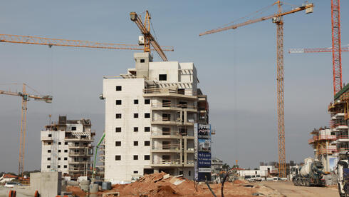 Home sales rise slightly in August amid ongoing market slowdown