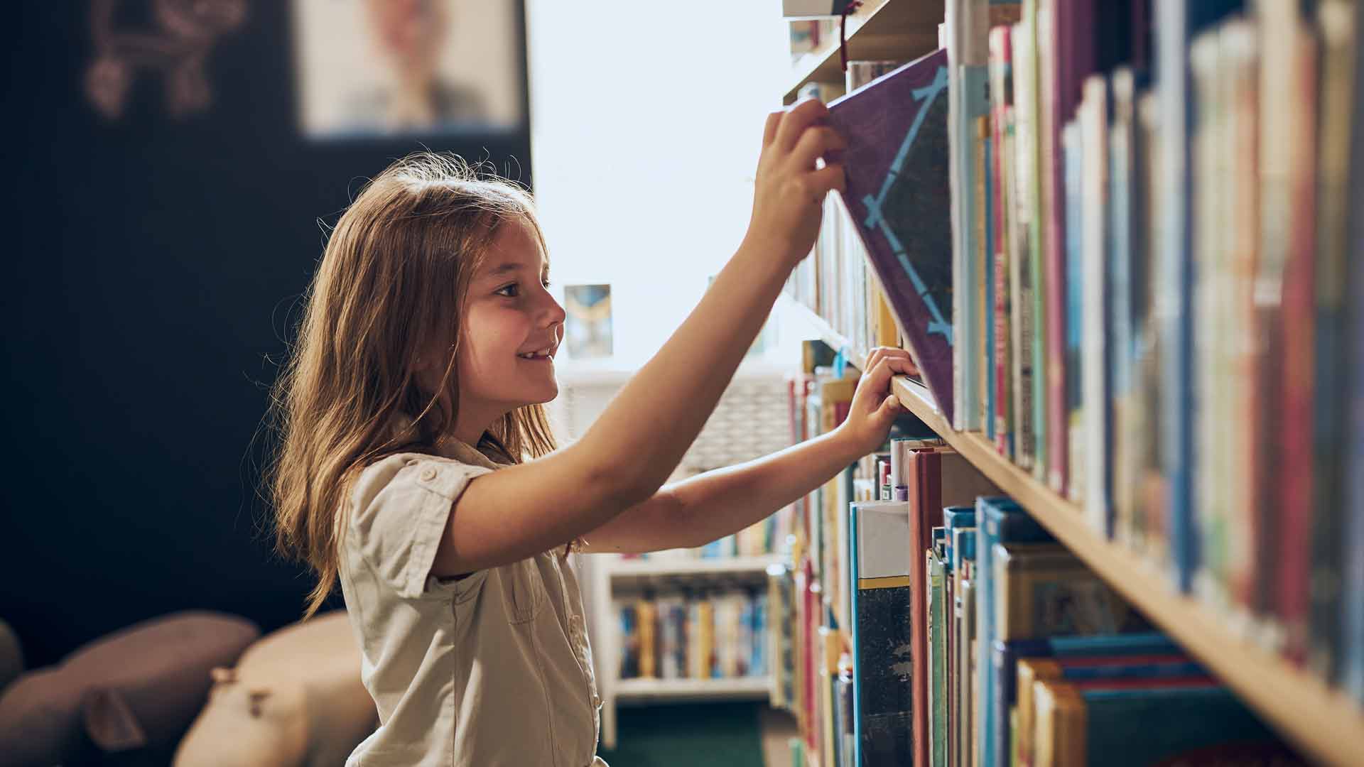 Child at bookshelf c shutterstock