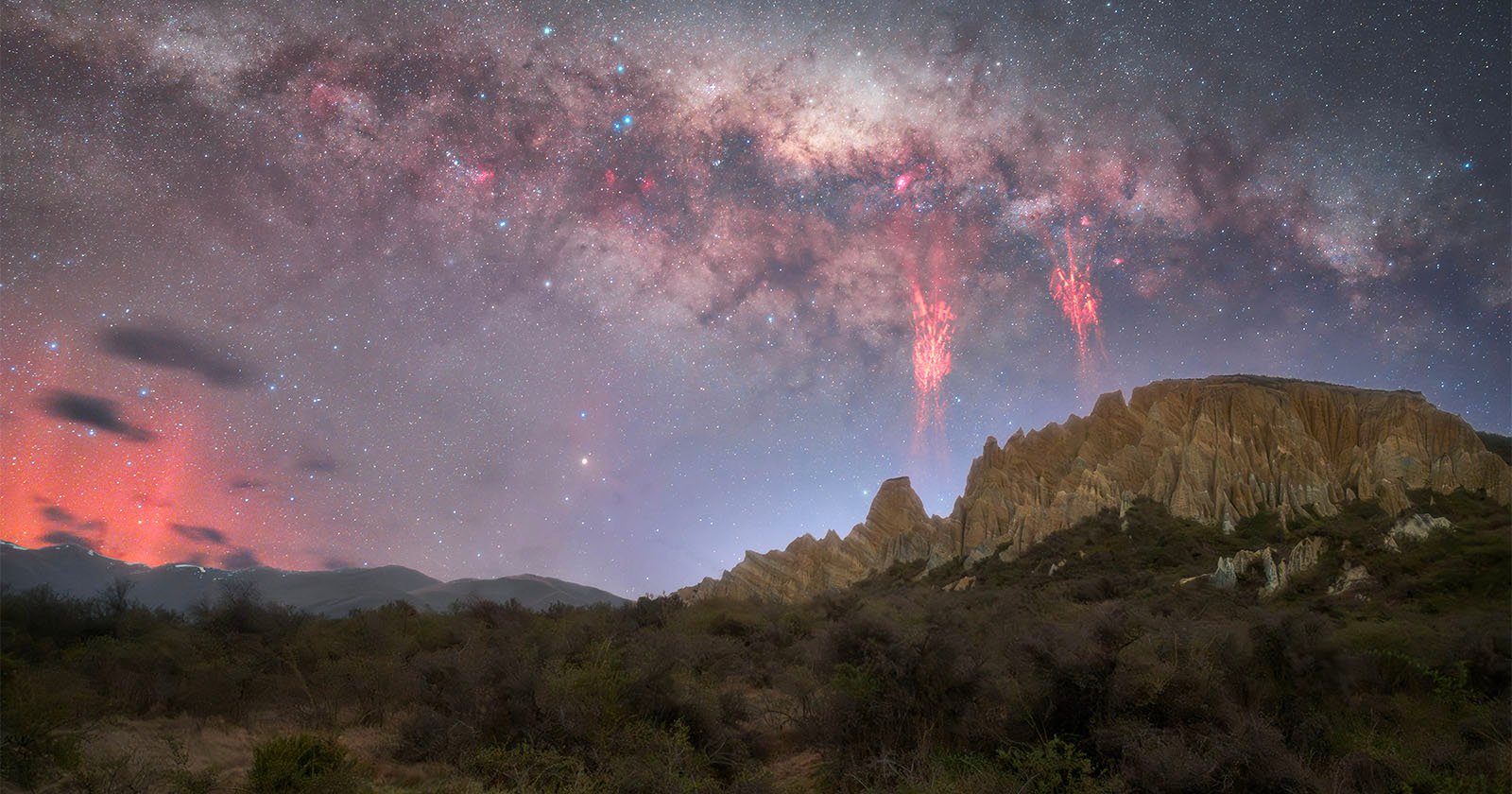 Photographer’s Once-in-a-Lifetime Shot of Lightning Sprites and the Milky Way