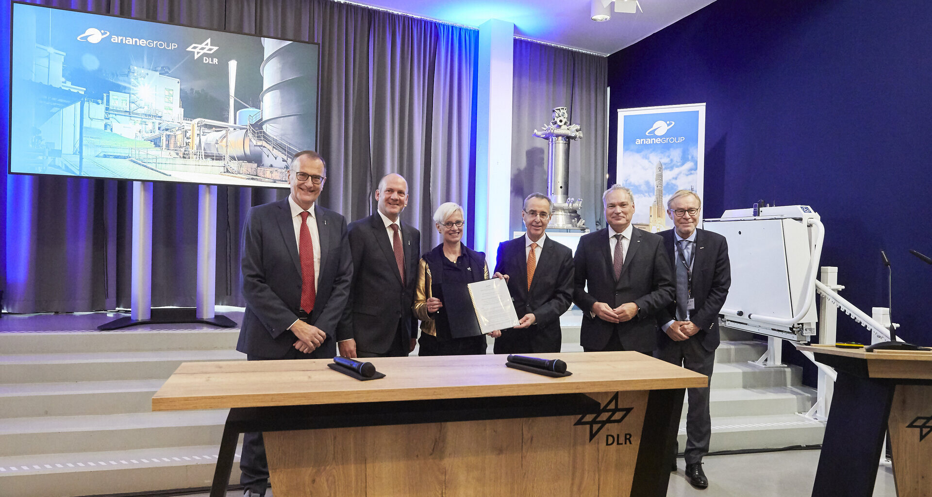 Representatives from ESA, ArianeGroup and DLR signing the Vinci agreement