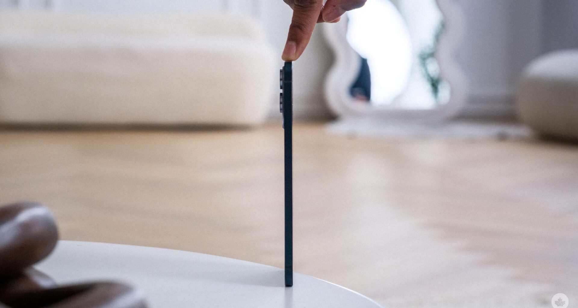 Apple, Samsung to cut thin phone production amid poor sales