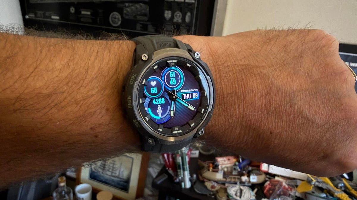 This Garmin AMOLED hybrid smartwatch I tested is a masterclass in design and function