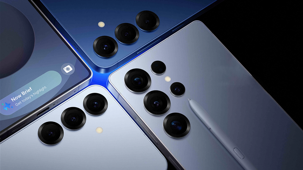 Galaxy S25, Galaxy S25 Plus, and Galaxy S25 Ultra with the S Pen stylus in blue