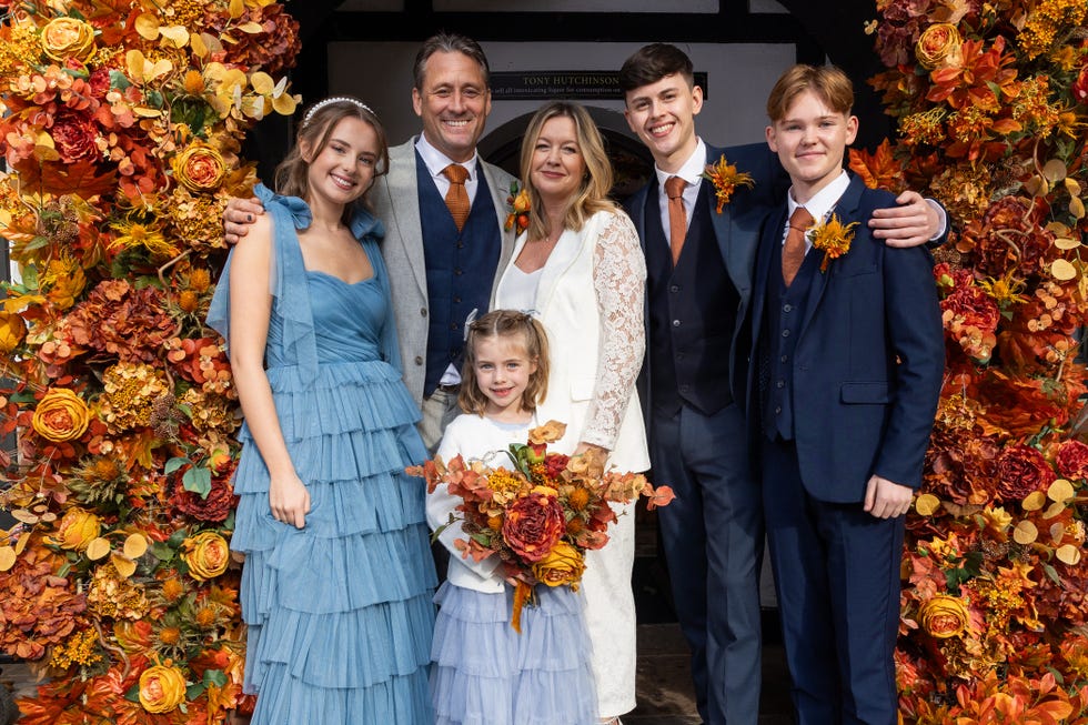 dee dee, tony, eva, diane, ant, ro hutchinson, hollyoaks