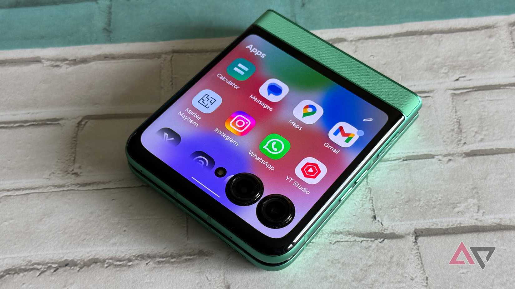 Apps panel on the external screen of the Motorola Razr 2025