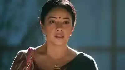 Anupamaa: Anupama leaves for Mumbai amid rising tensions at home