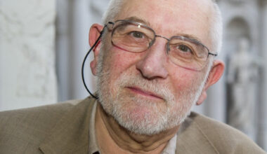 Theoretical physicist Michael Berry wins 2025 Isaac Newton Medal and Prize – Physics World