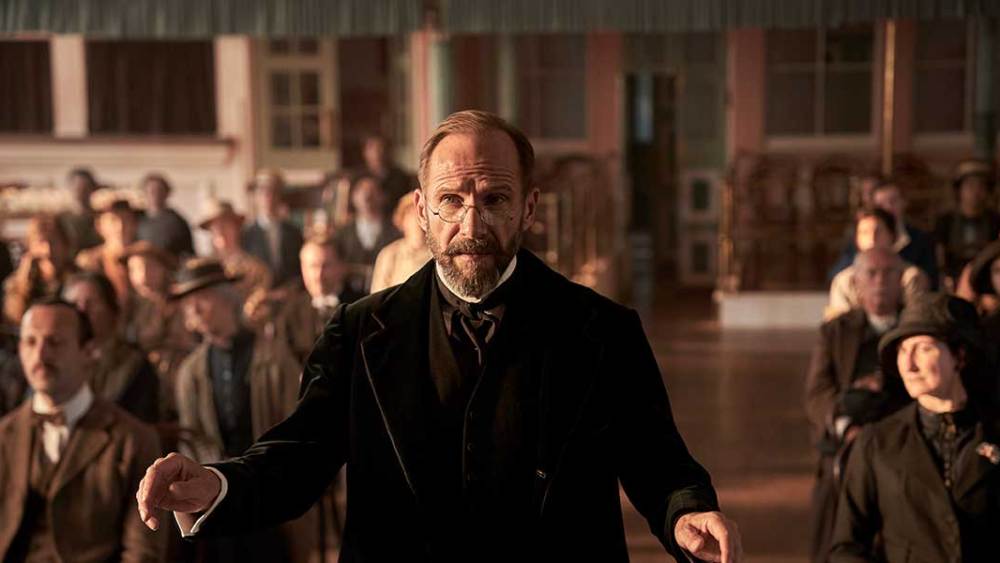 Ralph Fiennes Conducts an Anti-War Oratorio