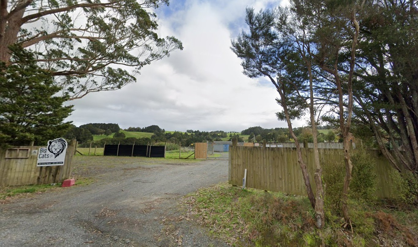 Entrance to Kamo Wildlife Sanctuary, with a sign showing a lion's head and "Big Cats".