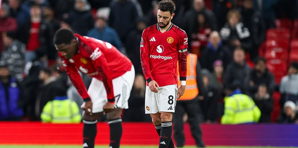 Manchester United vs Everton - Premier League RECAP: All the reaction as Red Devils lose to 10-man Toffees with David Moyes' side holding on despite Idrissa Gueye being sent off for slapping teammate