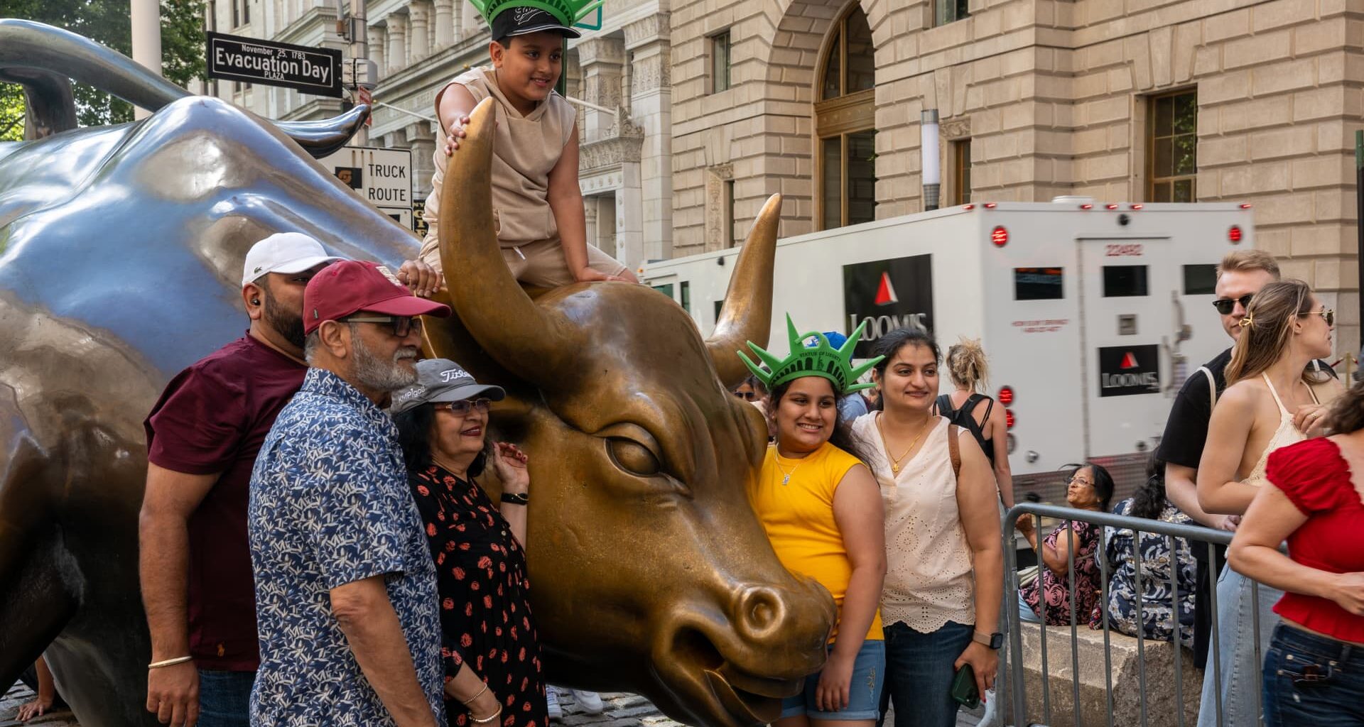 AI still under pressure — but some analysts see a year-end rally