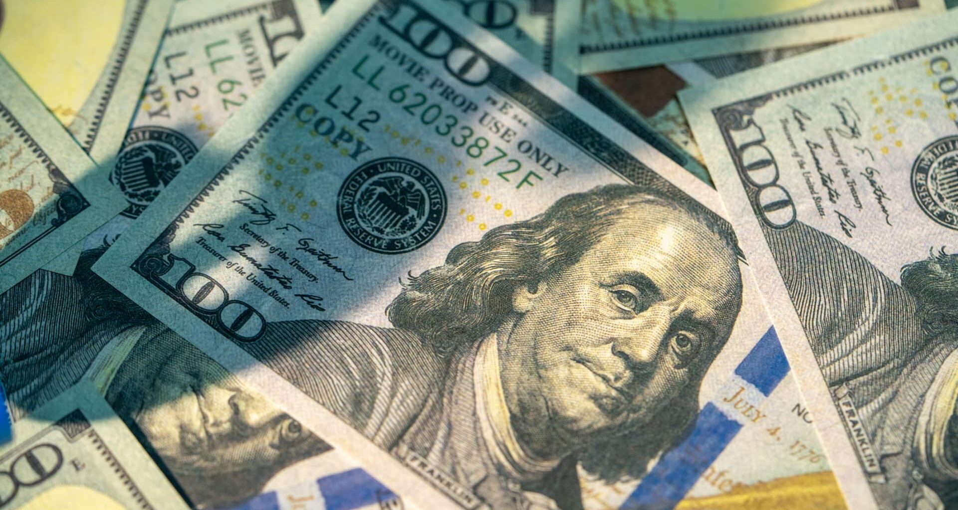 Dollar slips as investors bet on U.S. rate cuts; kiwi jumps after RBNZ decision