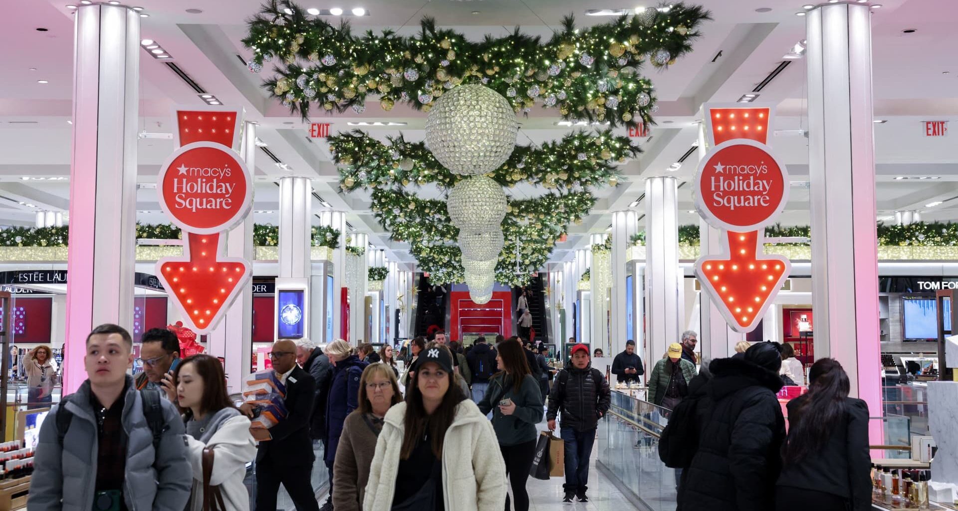 Higher costs weigh on Americans' holiday shopping plans: CNBC survey