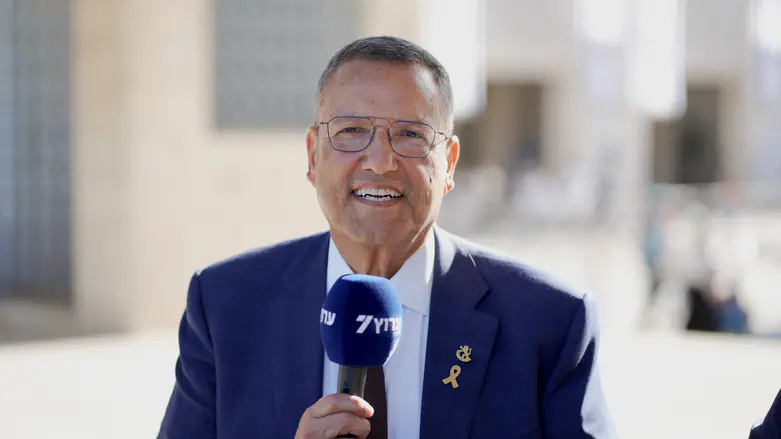 Rioters shatter rear window of Jerusalem mayor’s vehicle in Meah Shearim