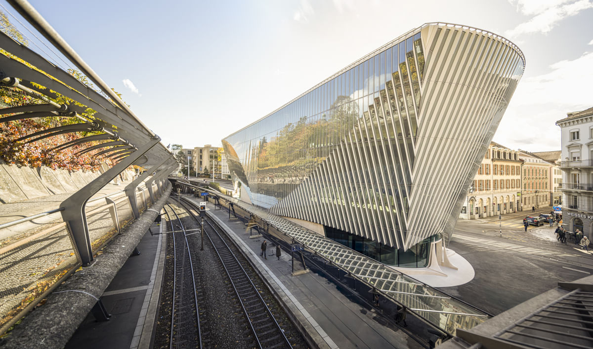 Stone and glass come together in Santiago Calatrava's sculptural Haus zum Falken in Zurich | News