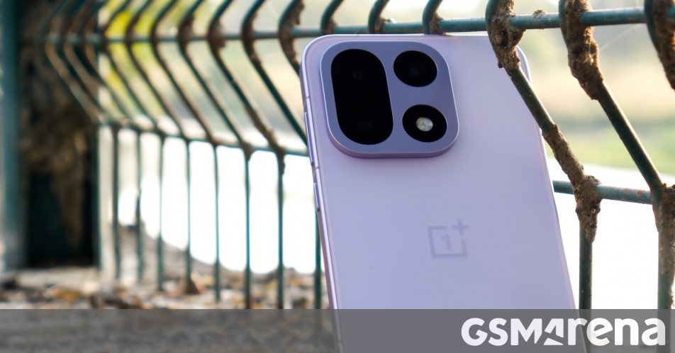 OnePlus 15 in for review