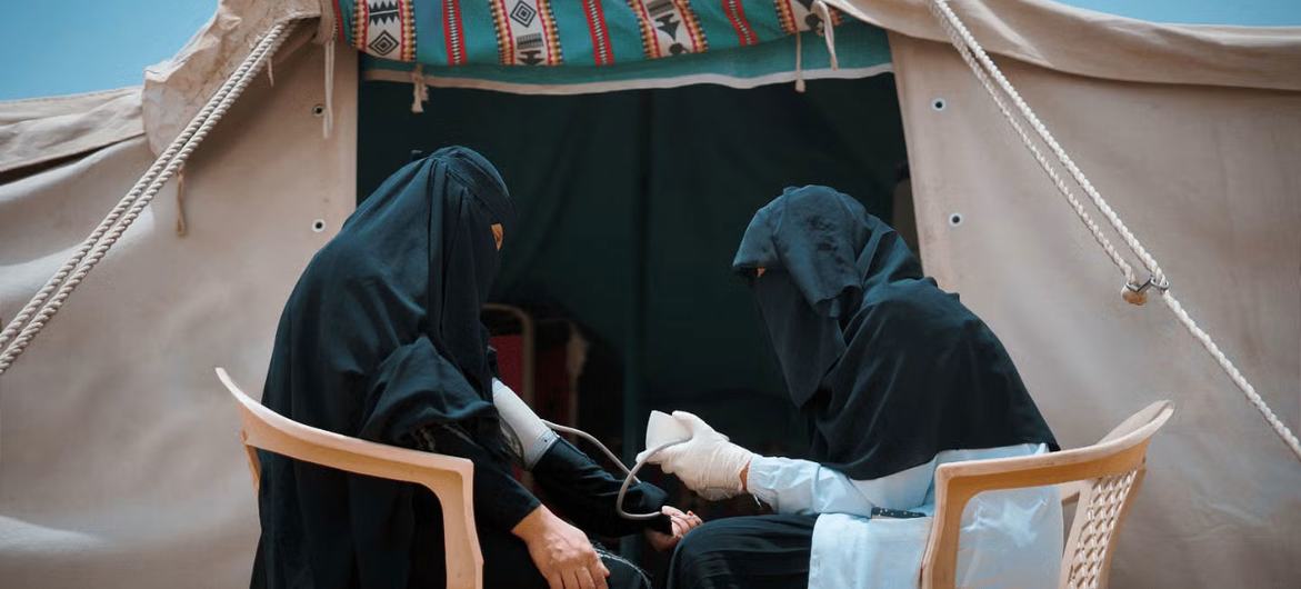 A UNFPA mobile health clinic midwife assesses a pregnant woman at a displacement camp in Marib, Yemen. A UNFPA mobile health clinic midwife assesses a pregnant woman at a displacement camp in Marib, Yemen.