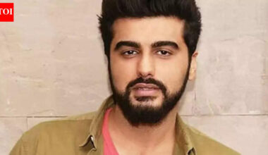Arjun Kapoor surprises and invites paparazzi with 'aaja tu aaja' offer to pose with him at airport - Watch VIRAL video | Hindi Movie News
