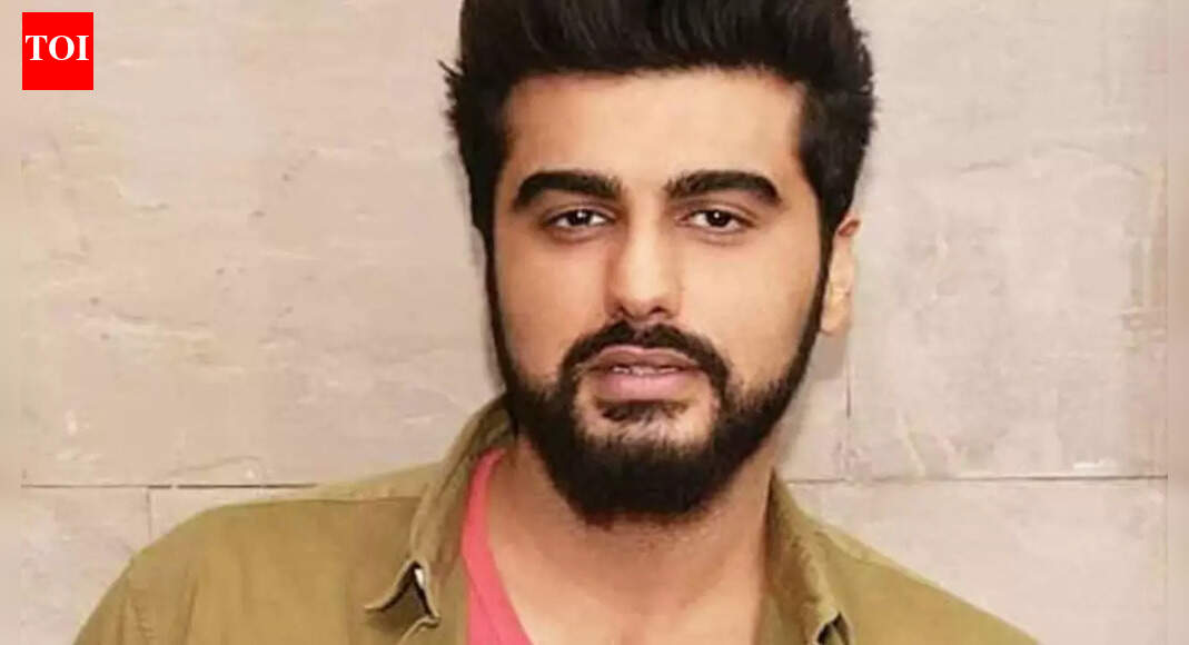 Arjun Kapoor surprises and invites paparazzi with 'aaja tu aaja' offer to pose with him at airport - Watch VIRAL video | Hindi Movie News