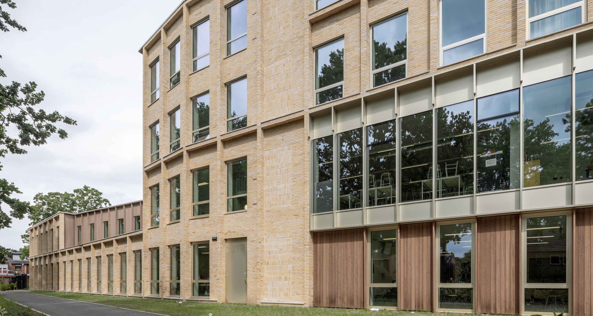 Het Streek Lyceum School / Atelier van Berlo + Ector Hoogstad Architecten