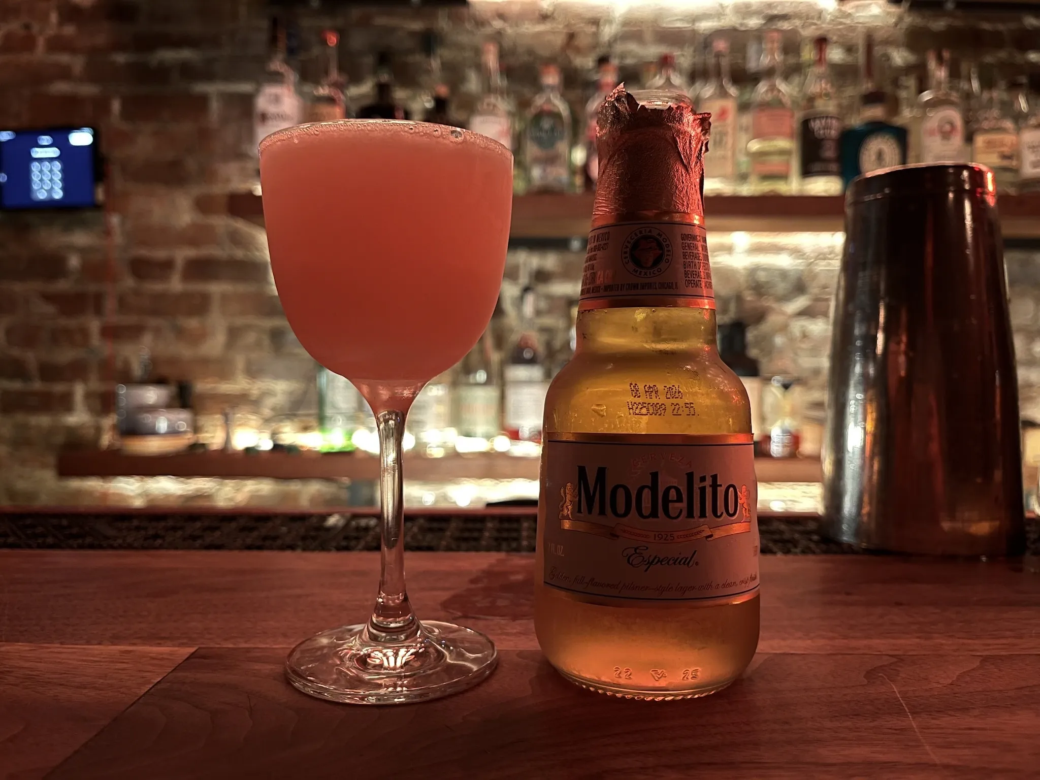 A pink cocktail with a Modelito
