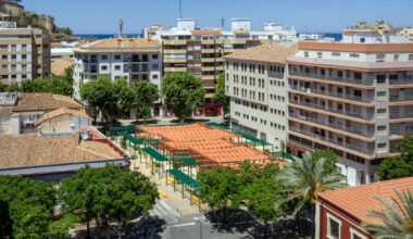 María Hervás Plaza in the Historic Center of Dénia, Valencian Community / DVCH DeVillarCHacon