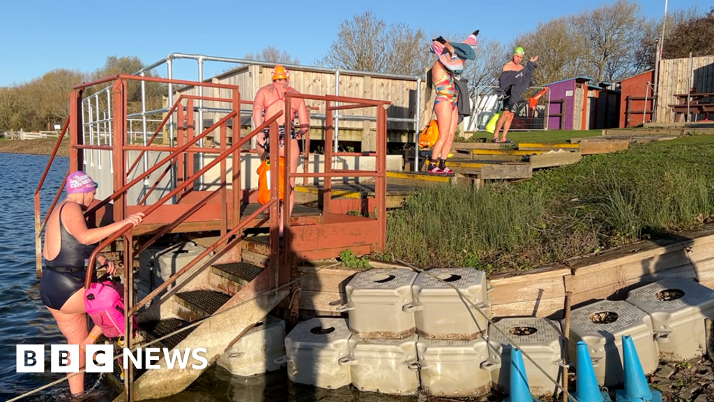 Berkshire swimmers brave cold lake to help fight depression
