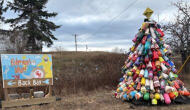 N.B. fishing community pays tribute to loved ones through Christmas tree hung with buoys