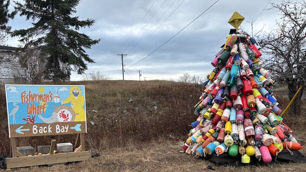 N.B. fishing community pays tribute to loved ones through Christmas tree hung with buoys